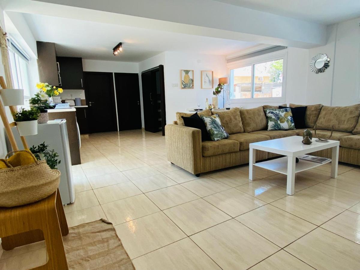 Serena'S 2-Br Apartment In Larnaca Exterior photo